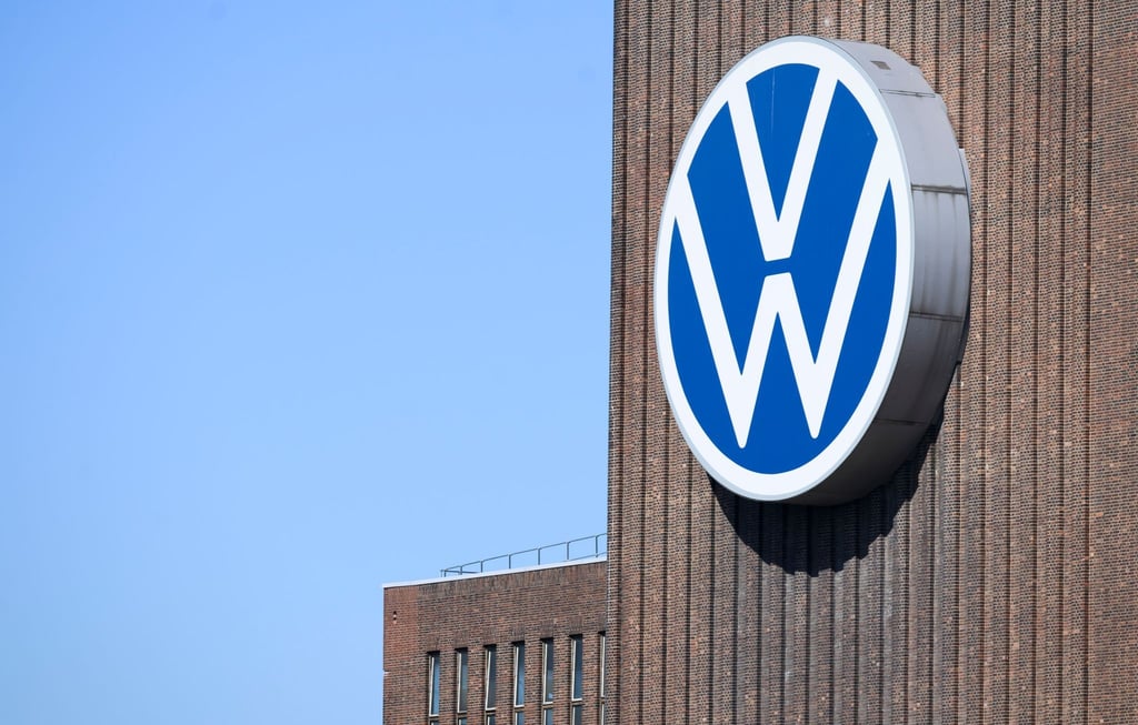 Hintergrund der Durchsuchung ist das seit Jahren laufende Verfahren wegen des Verdachts überhöhter Betriebsratsgehälter bei Volkswagen.