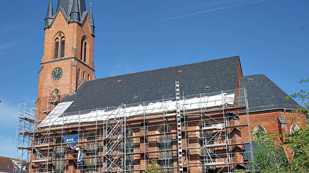 Der Schwammbefall im Kirchendach muss gestoppt werden, dann folgt die neue Eindeckung. Haben Solaranlagen eine Chance?
