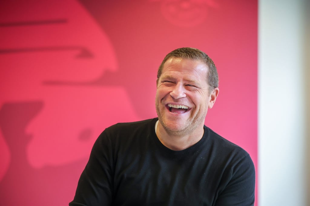 RB-Sportvorstand Max Eberl sitzt anlässlich seiner Vorstellung in der Red-Bull-Akademie.