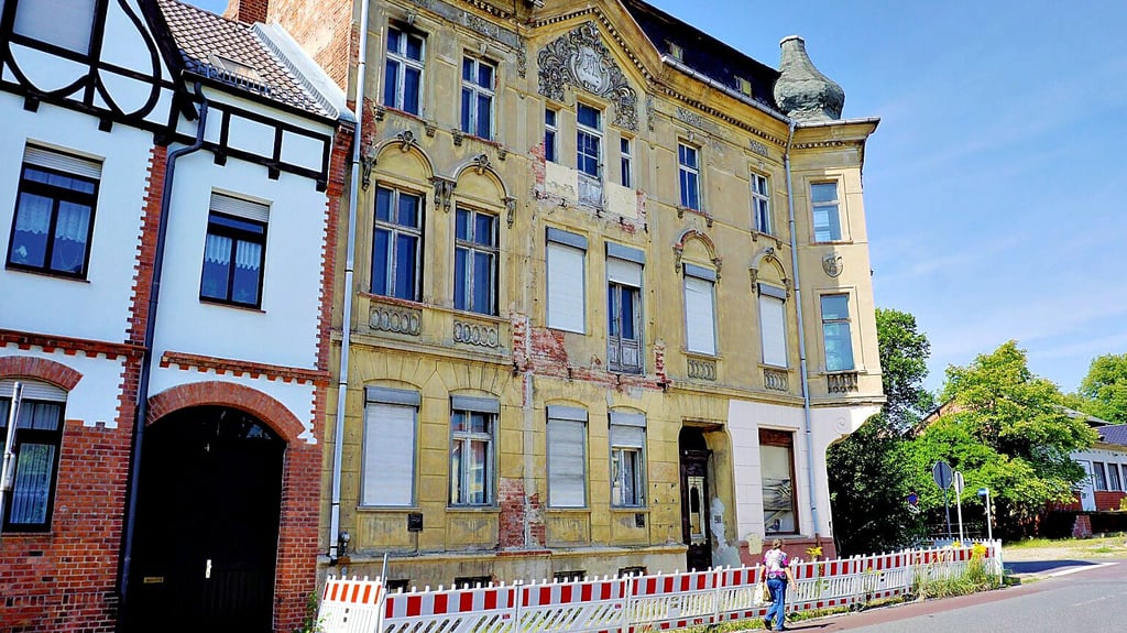 Augenfälliger Kontrast: Das immer weiter verfallende Gebäude Friedenstraße 2 und links daneben die weithin leuchtende Fassade eines sanierten Hauses.
