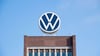 Bei VW in Wolfsburg hat es eine Dursuchung wegen des Vorwurfs überhöhter Betriebsratsgehälter gegeben.