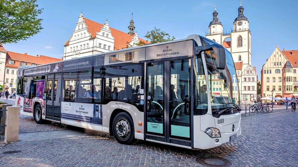 Nahverkehr in Wittenberg, hier ein Bus am Marktplatz