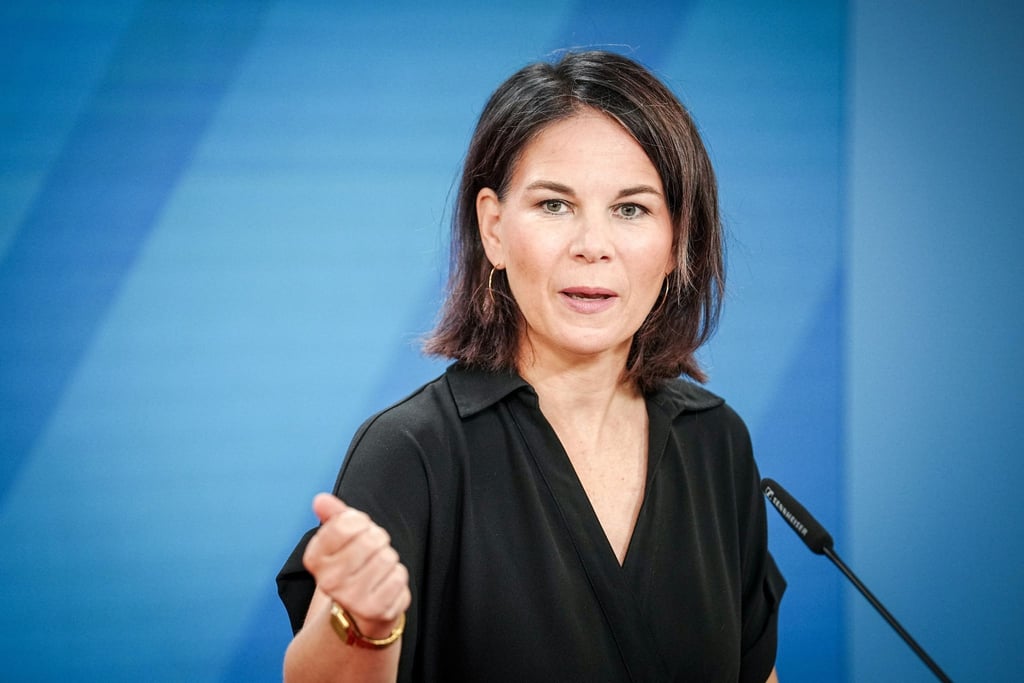 Außenministerin Annalena Baerbock (Bündnis 90/Die Grünen) blickt angespannt auf die Region Berg-Karabach.