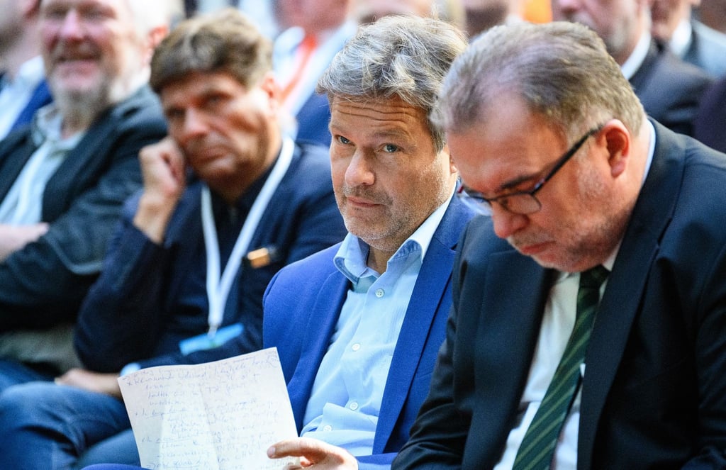 Bundeswirtschaftsminister Habeck (2.v.r.) und Industriepräsident Siegfried Russwurm (r) neim BDI-Klimakongress in Berlin.