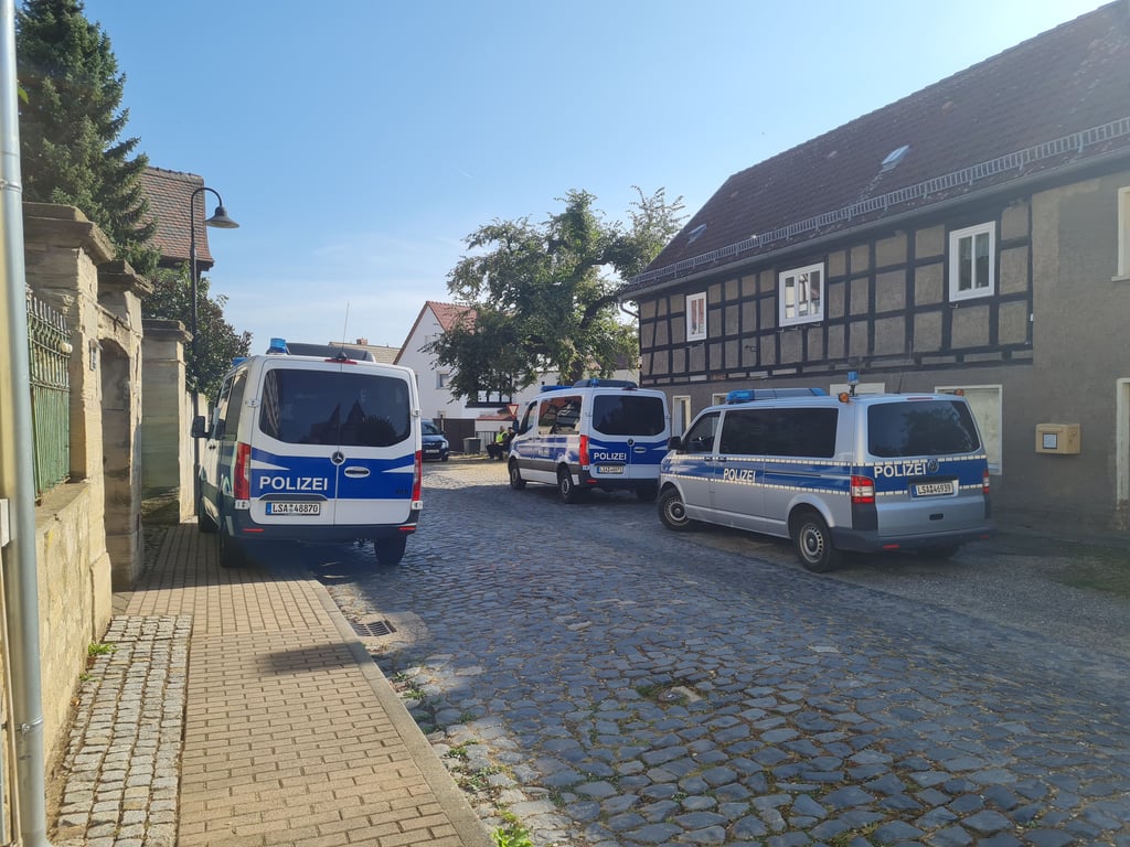 Verbot der Neonazi-Vereinigung "Artgemeinschaft": Auch in Bornitz im Burgenlandkreis wurden am Mittwoch zwei Anwesen durchsucht.