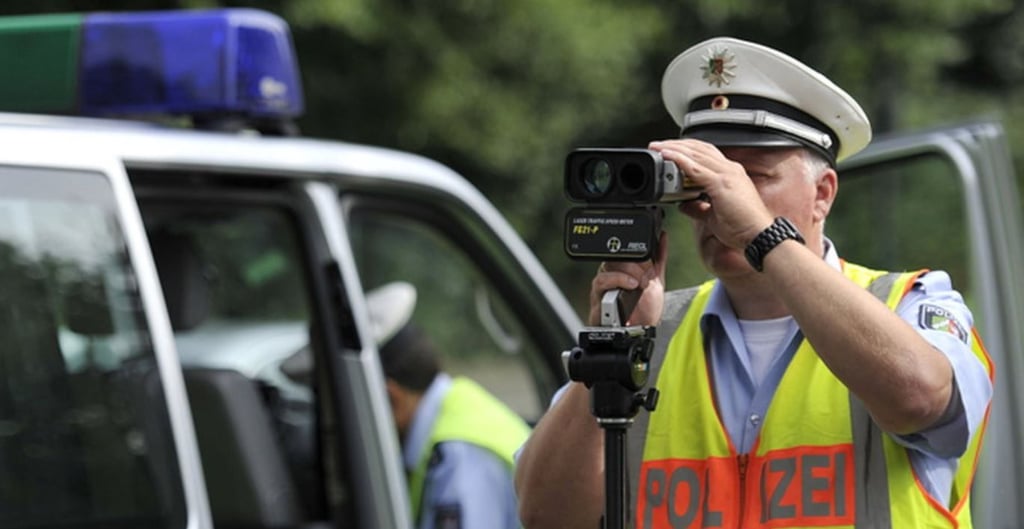 Vor einer Kita in Letzlingen in der Altmark erwischte die Polizei zahlreiche Temposünder. Einer von ihnen war besonders schnell unterwegs. Symbolbild: