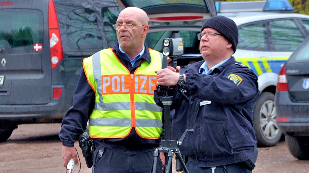 Die beiden Regionalbereichsbeamten aus dem Sülzetal, Dirk Böschel (r.) und Rene Krätzig, sollen vermehrt Streife .