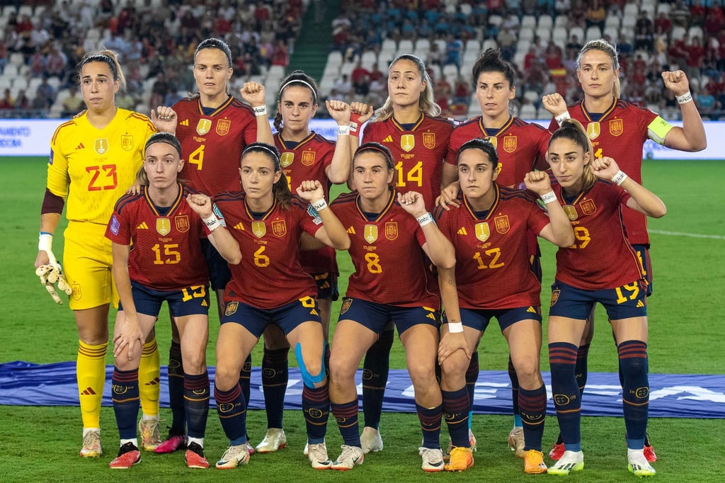 Nach dem Kuss-Skandal sendet das spanische Team mit ihren Armbinden eine starke Botschaft.