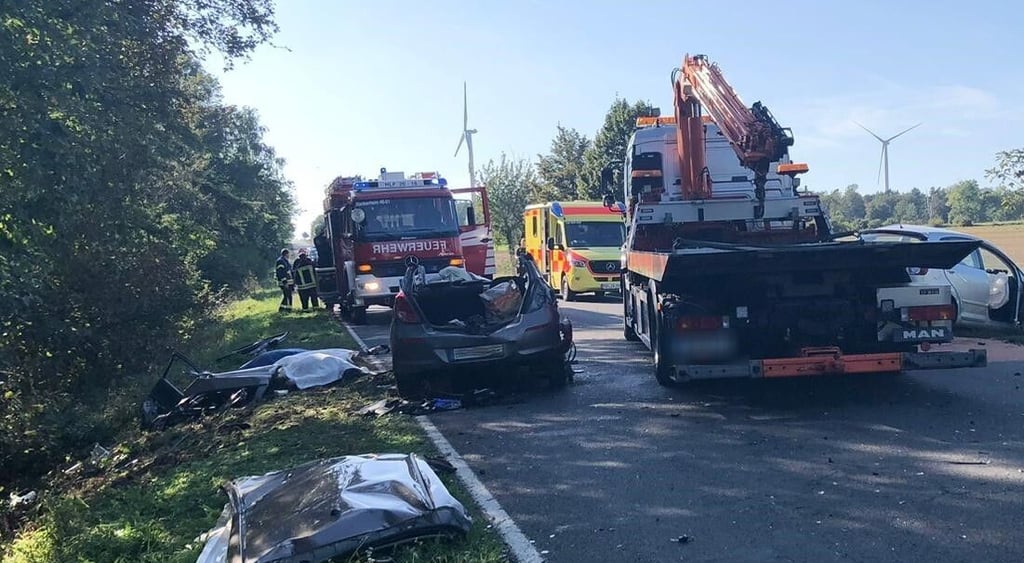 Drei Fahrzeuge waren in den schweren Verkehrsunfall verwickelt.