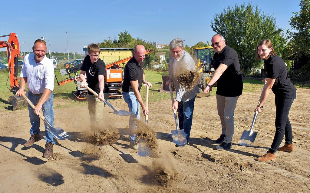 Spatenstich für die erste eigene Solarfläche der Stadtwerke Hettstedt GmbH (von links): Thomas Rakow (Firma Heide Energie Projekt GmbH), Philip Butzin und Heiko Ryll (beide Stadtwerke Hettstedt), Bürgermeister Dirk Fuhlert, Stadtwerkechef Mario Arnold und Sarah Thieme (Vertrieb der Stadtwerke)