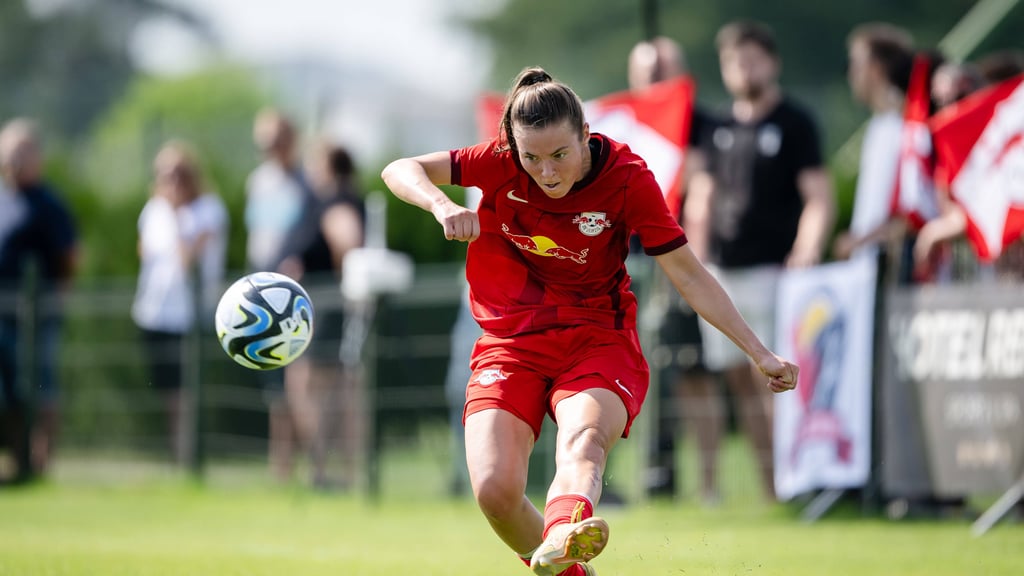 Julia Pollak beim Testspiel gegen Lech Posen.