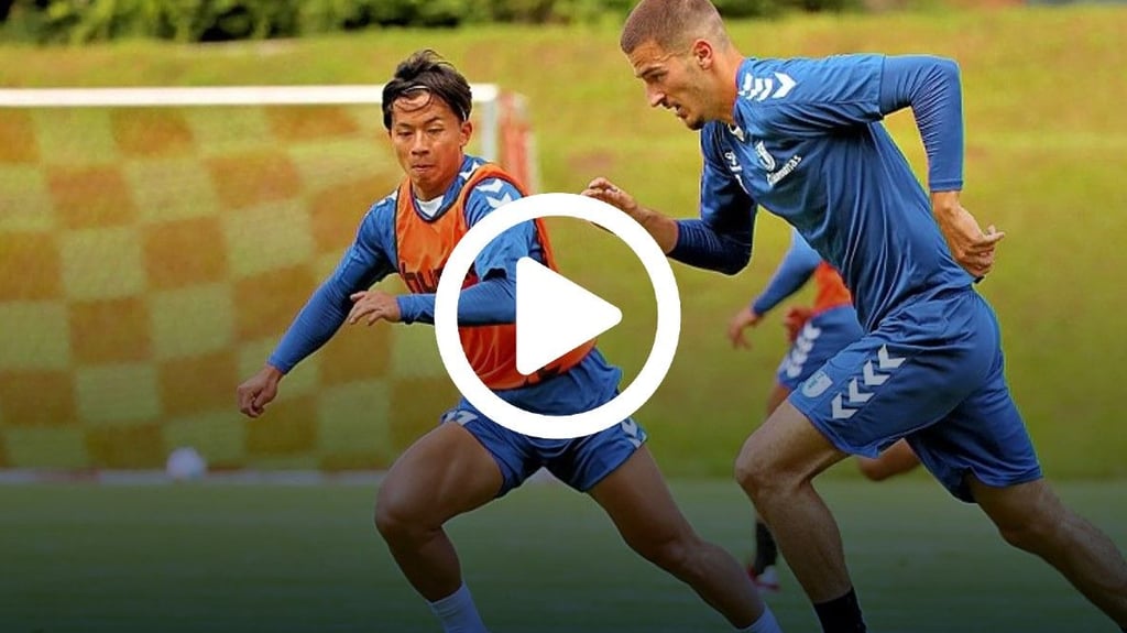 Andi Hoti (r.) und Tatsuya Ito führen das Duell ums Leder im Training des 1. FC Magdeburg energisch.