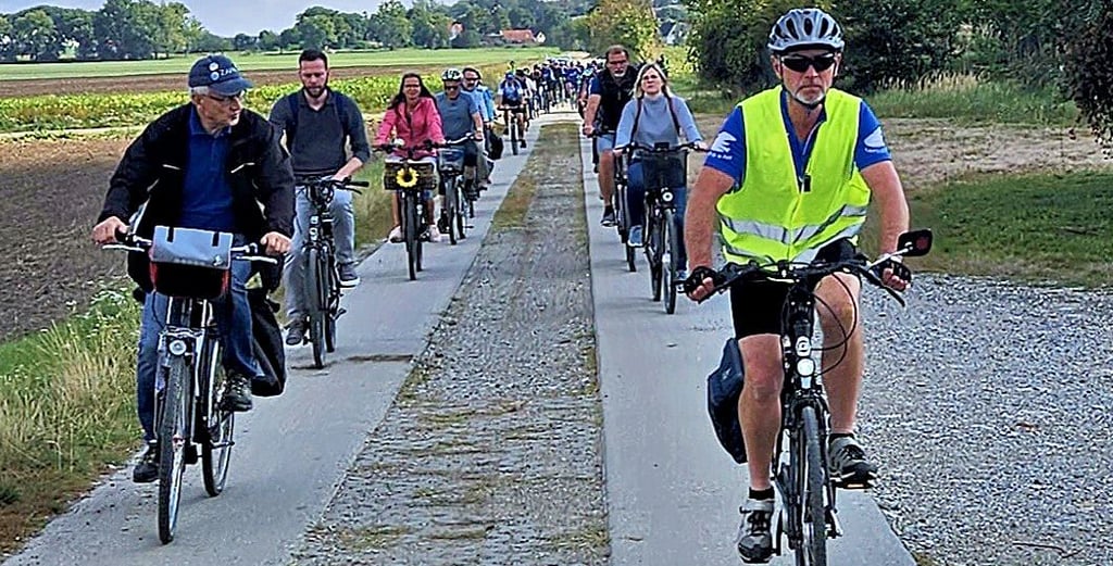 In geordneten Zweierreihen erfolgt hier die Rundfahrt durch das Bördeland auf dem Feldweg. Unfälle und Verletzungen bleiben während der Tour aus.