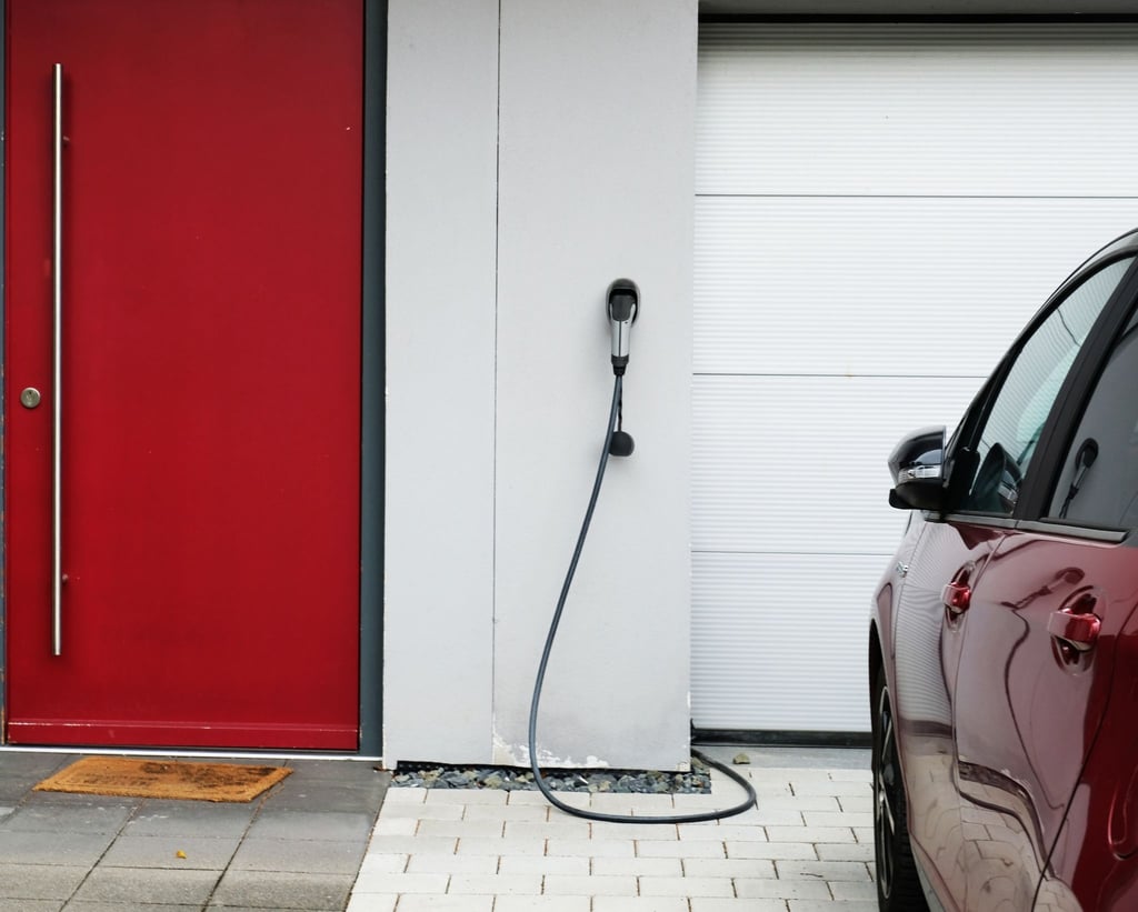Dafür gibt es Zuschüsse: Solarstrom von der neuen Anlage auf dem eigenen Dach fördern lassen - und damit das E-Auto laden.