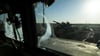 Ein zerstörter Panzer ist durch das Fenster eines Fahrzeugs an der Frontlinie in der Nähe von Klischtschijiwka bei Bachmut zu sehen.