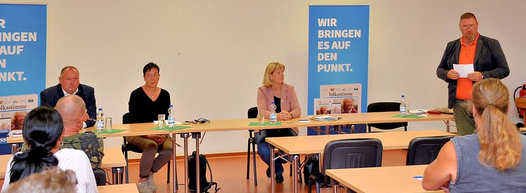 Wahlleiter Ulf Wabbel (rechts) begrüßte die etwa 60 Gäste des Wahlforums in Schönhausen, wo sich die Kandidaten Steffi Friedebold (2. von rechts) und Maik Mund (links) den Fragen stellten. Volksstimme-Redaktionsleiterin Andrea Schröder moderierte.