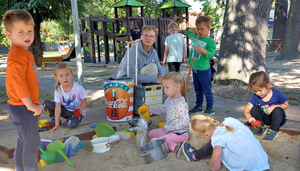 Mädchen und Jungen spielen in einem Sandkasten auf dem Gelände des Jenny-Marx-Kindergartens in Osterburg.