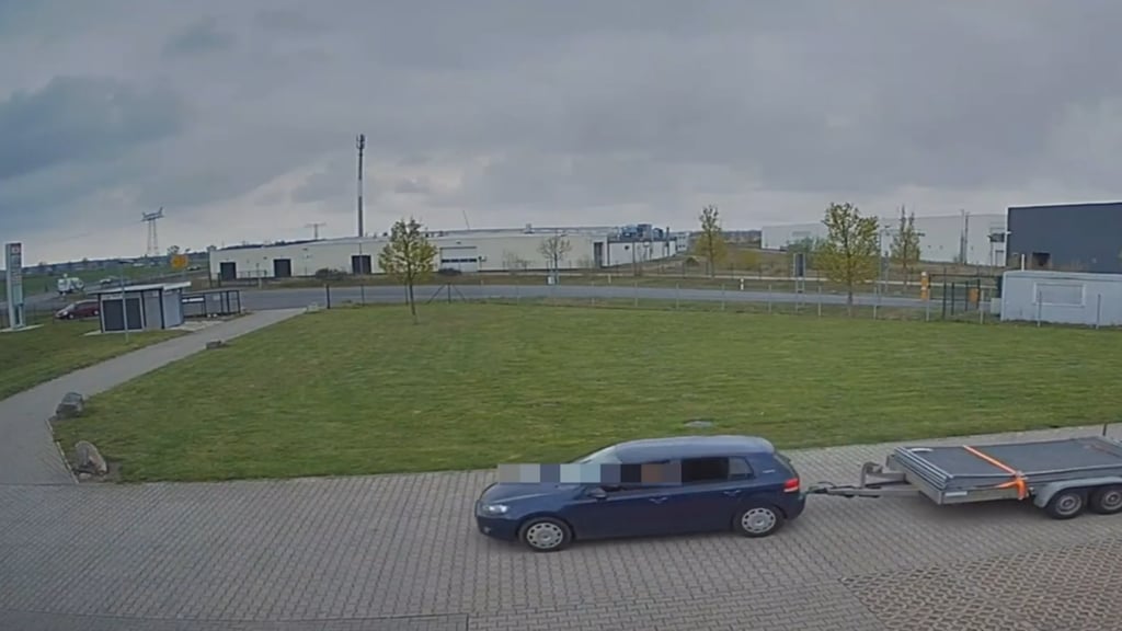 Das Video der Überwachungskamera eines Baustoffhandels soll den Tatverdächtigen in seinem Pkw in Bitterfeld-Wolfen zeigen.