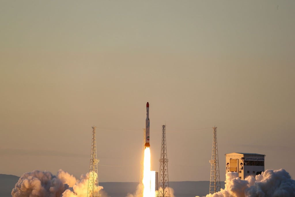 Eine Rakete startet an einem ungenannten Ort im Iran. Die Rakete sollte 2017 drei Forschungssatelliten in die Luft bringen. Jetzt wurde erneut ein Satellitenstart vermeldet.