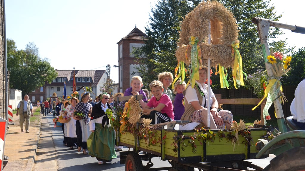 Standesgemäß mit einem alten Traktor wird die Erntekrone, wiederum von Annemarie Lindecke gebunden, eingefahren.