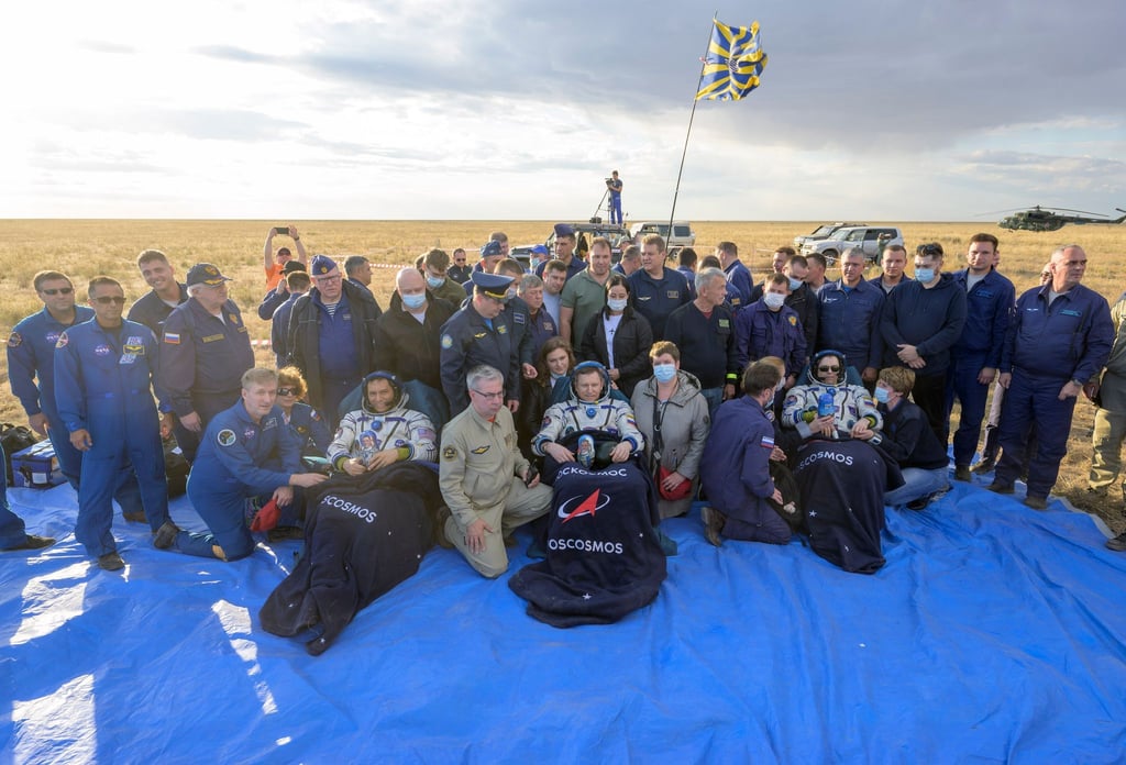 Frank Rubio (links unten), Sergej Prokopjew (M.) und Dmitri Petelin vor der Raumkapsel Sojus MS-23.