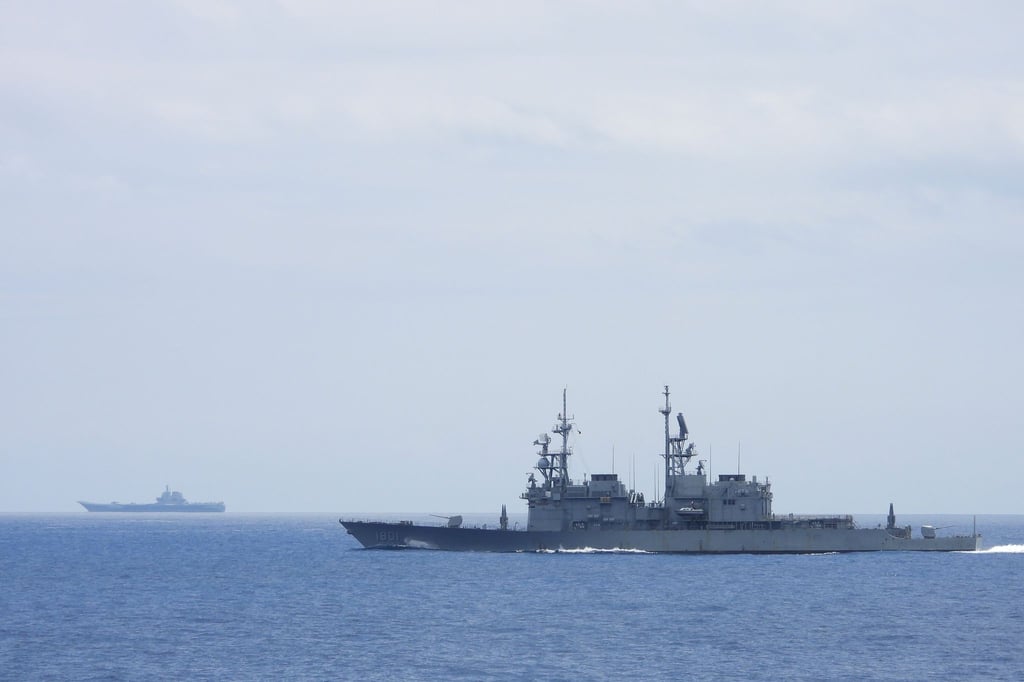 Ein taiwanesisches Marineschiff (vorne) beobachtet einen chinesischen Flugzeugträger in der Nähe taiwanesischer Gewässer. Die Meerenge zwischen China und Taiwan ist erneut Schauplatz militärischen Machtgebarens.
