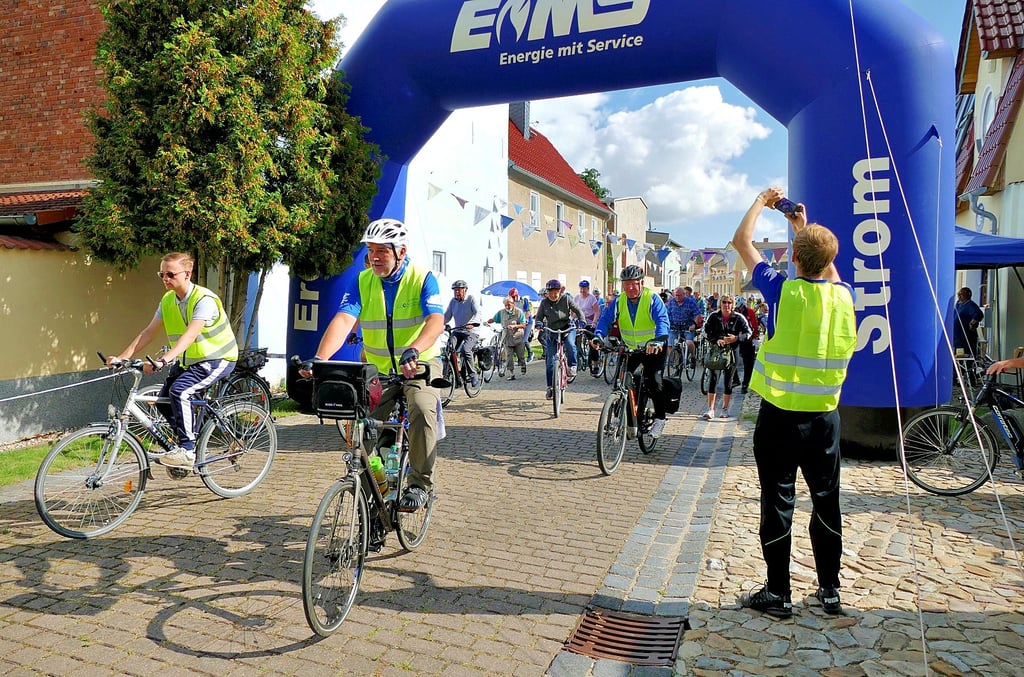 Nach der Eröffnung führt Tourenleiter Uwe Schlegel (weißer Helm) die zahlreichen Radfahrer durch die Ortschaften der Gemeinde Bördeland. Knapp 90 Minuten dauert die Spazierfahrt und erreichte schneller als geplant das Ziel.