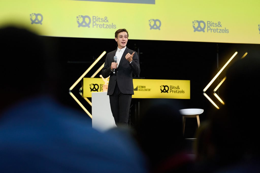 Der 19-jährige Stefan Neuber ist Gründer der Lern-App MatheX, die er in München vor Tausenden Zuhörern vorstellte.  