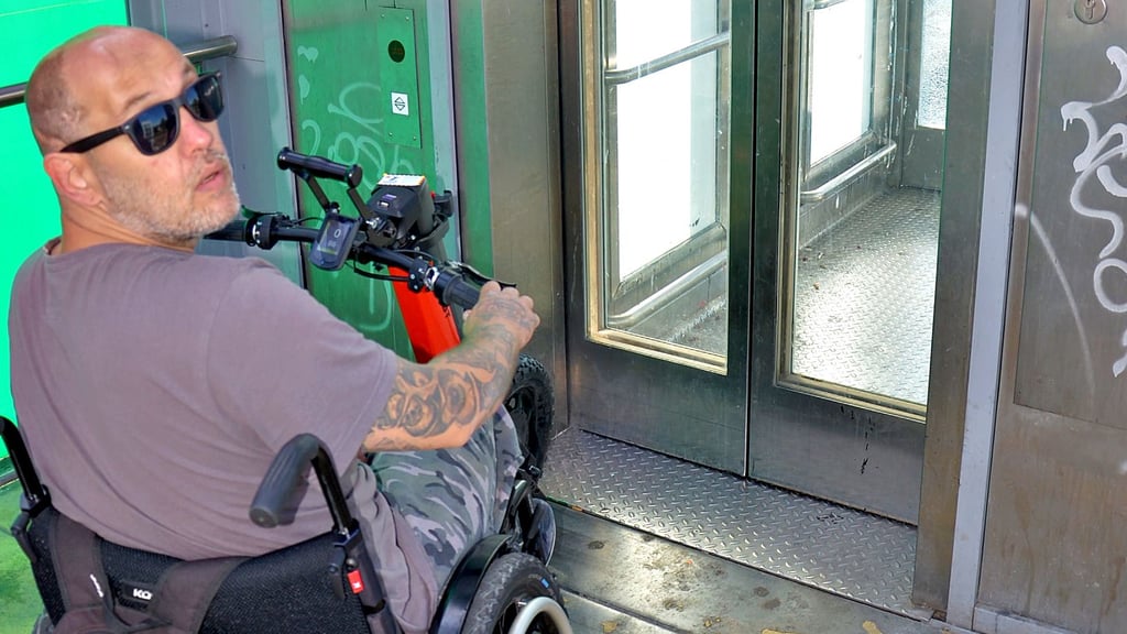 Auch diesem Rollstuhlfahrer ist es schon passiert, dass er vor einem defekten Lift der Staßfurter Bahnhofsbrücke stand.