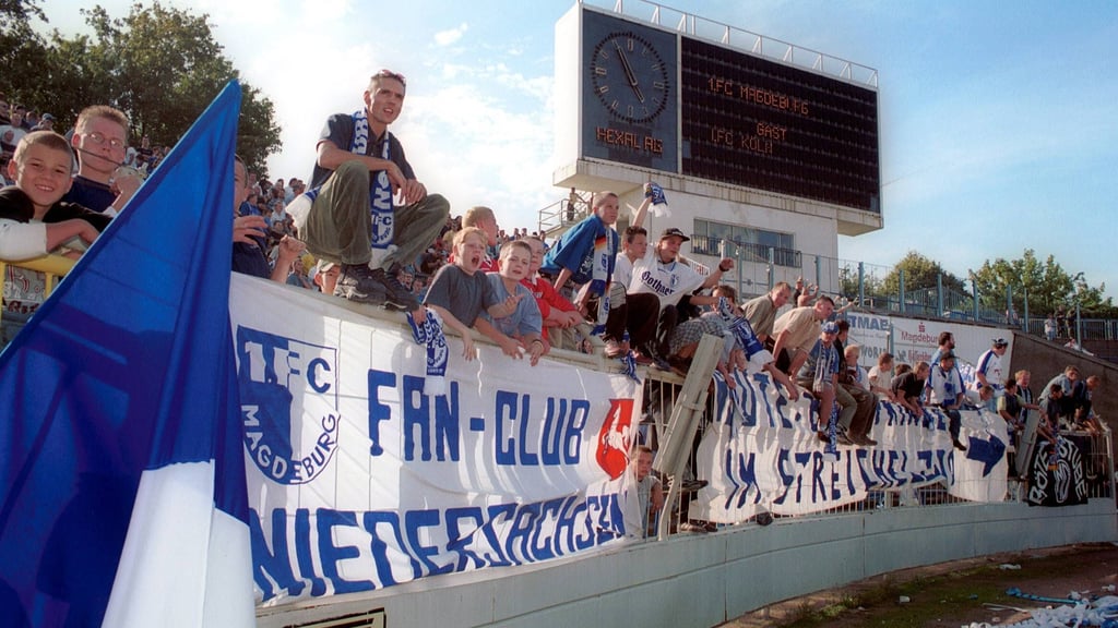 Die Fans des 1. FC Magdeburg sahen im Ernst-Grube-Stadion am 27. August 2000 einen furiosen 5:2-Sieg ihres FCM im DFB-Pokal-Spiel gegen den 1. FC Köln.