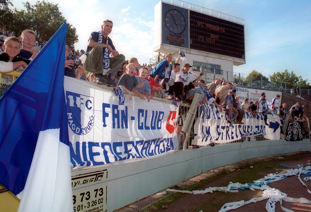 Die Fans des 1. FC Magdeburg sahen im Ernst-Grube-Stadion am 27. August 2000 einen furiosen 5:2-Sieg ihres FCM im DFB-Pokal-Spiel gegen den 1. FC Köln.