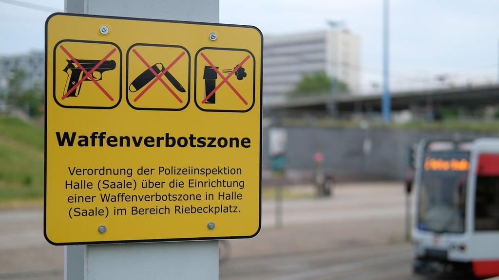 Ein Schild deutet auf eine Waffenverbotszone am Hauptbahnhof in Halle hin.