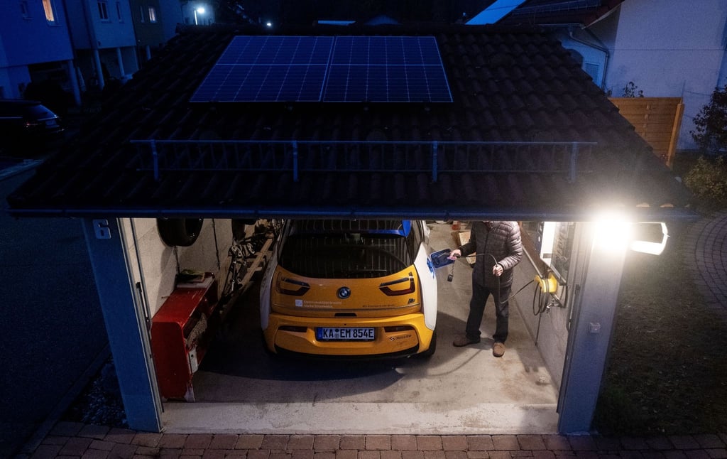 Mit dem neuen Programm wird der Kauf und die Installation einer Ladestation für Elektroautos in Kombination mit einer Photovoltaikanlage und einem Solarstromspeicher gefördert.