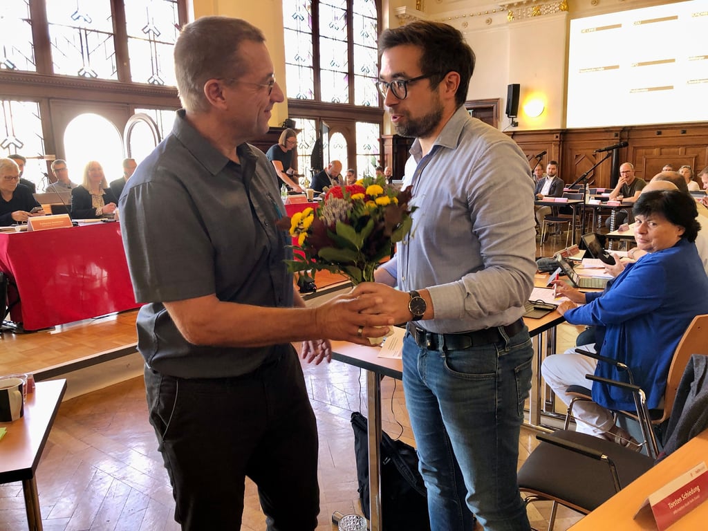 Torsten Schiedung (SPD, links) rückt für den zurückgetretenen Johannes Krause im Stadtrat Halle nach. Der Fraktionsvorsitzende Eric Eigendorf gratuliert ihm.