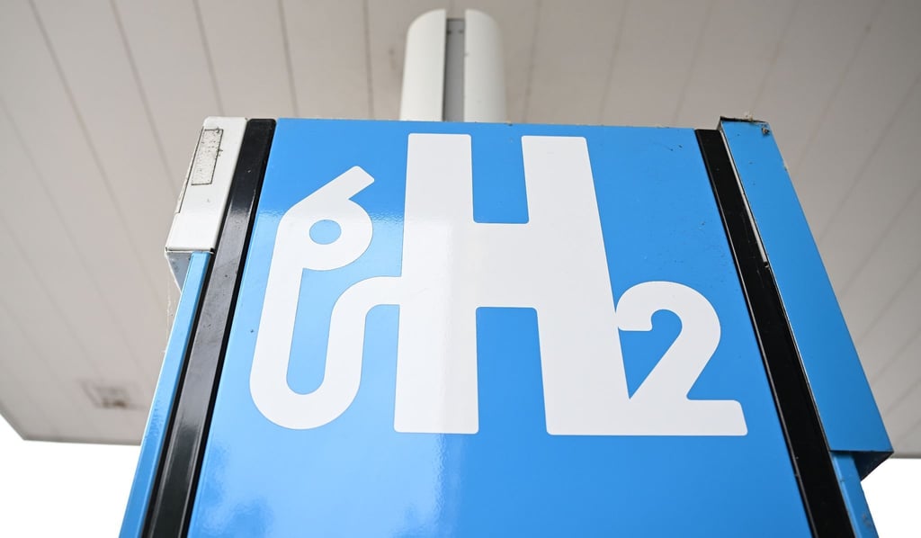 Ein H2-Zeichen ist an einer Wasserstoff-Tankstelle für Autos angebracht. Am Mittwoch soll in Bremen die Fachmesse Hydrogen Technology Expo Europe beginnen.