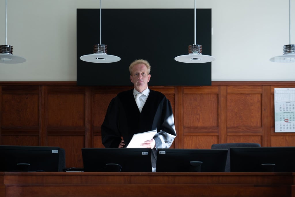 Rolf Danckwerts, Vorsitzender Richter der 15. Zivilkammer, steht vor der Entscheidungsverkündung im Saal.