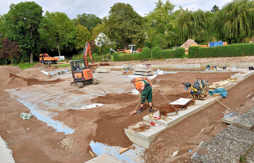Im Allstedter Sommerbad hat eine Firma aus Apolda das Betonfundament für das Edelstahlbecken gebaut. Das soll Anfang Oktober kommen.