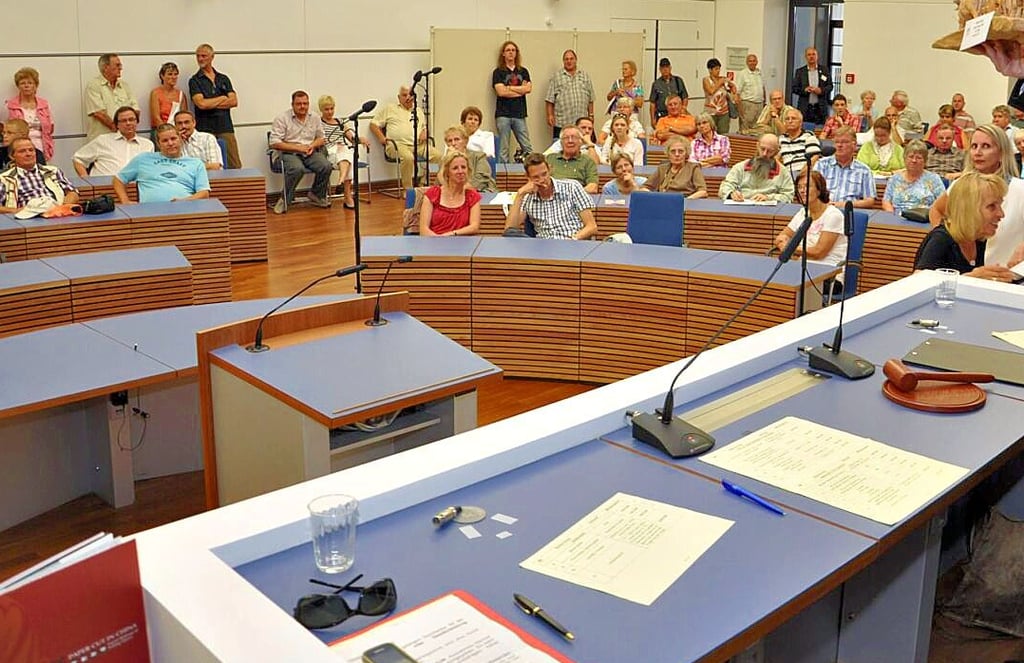 Bei Führungen durch das Magdeburger Rathaus können Besucher im Ratssaal Probesitzen.