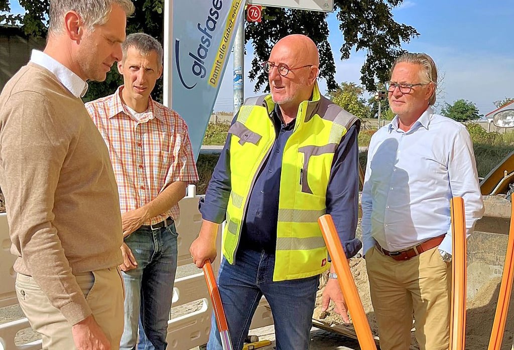 Bürgermeister Steffen Schilm (von links) mit Roland Voigt von der Telekom, Oberbauleiter Jörg Schulz und Glasfaser-Plus-Vertreter Andreas Dankert an einem der vielen Verteilerkästen.