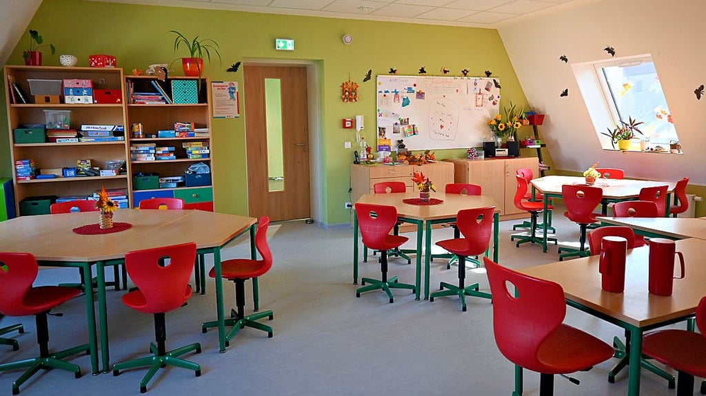 Blick in den neuen Grundschulhort: Die Besucher des Tages der offenen Tür können sich überall umsehen.