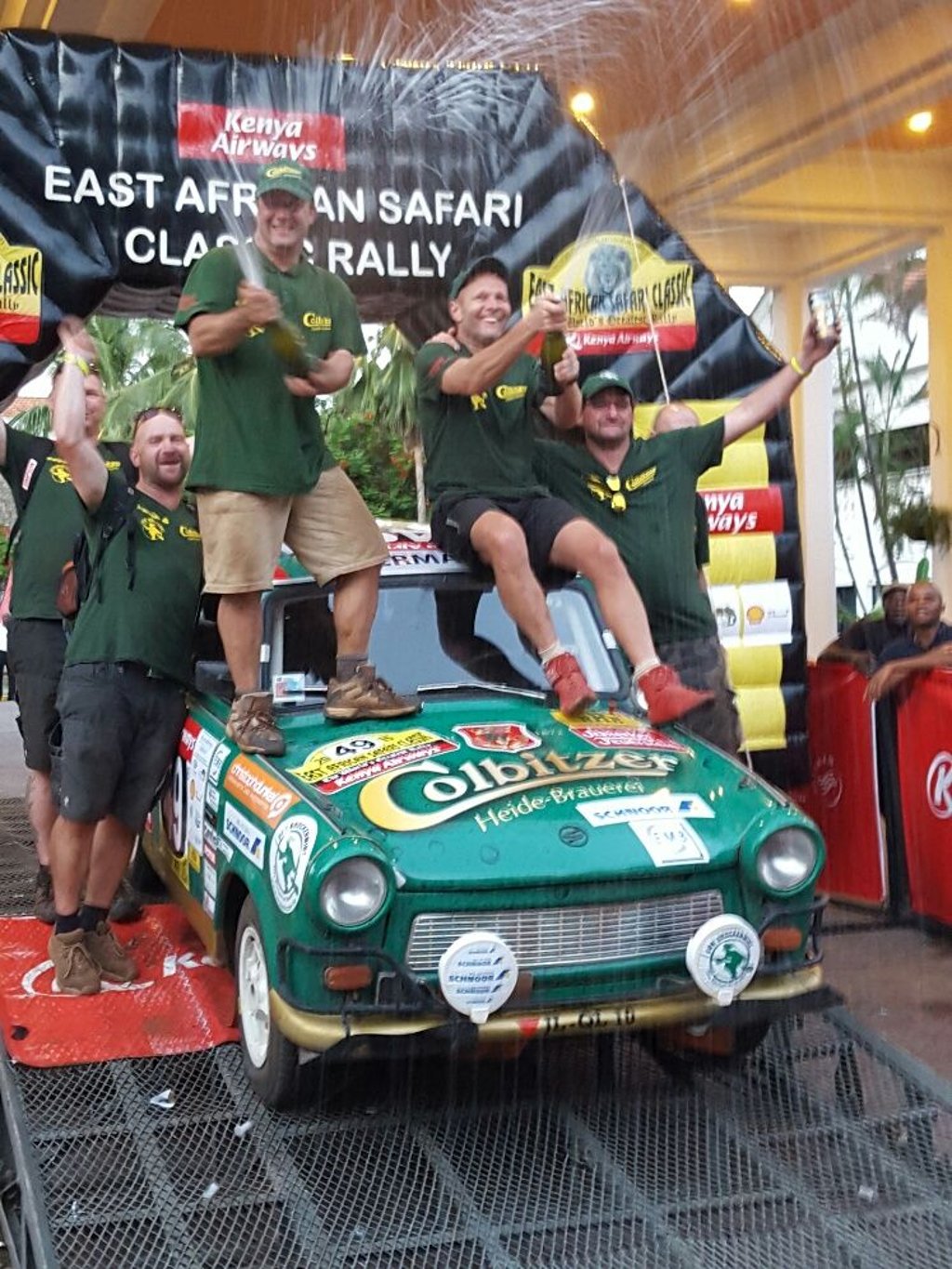 Michael Kahlfuß (r) und sein Beifahrer Ronald Bauer 2015 am Ziel der "East African Safari Rally"