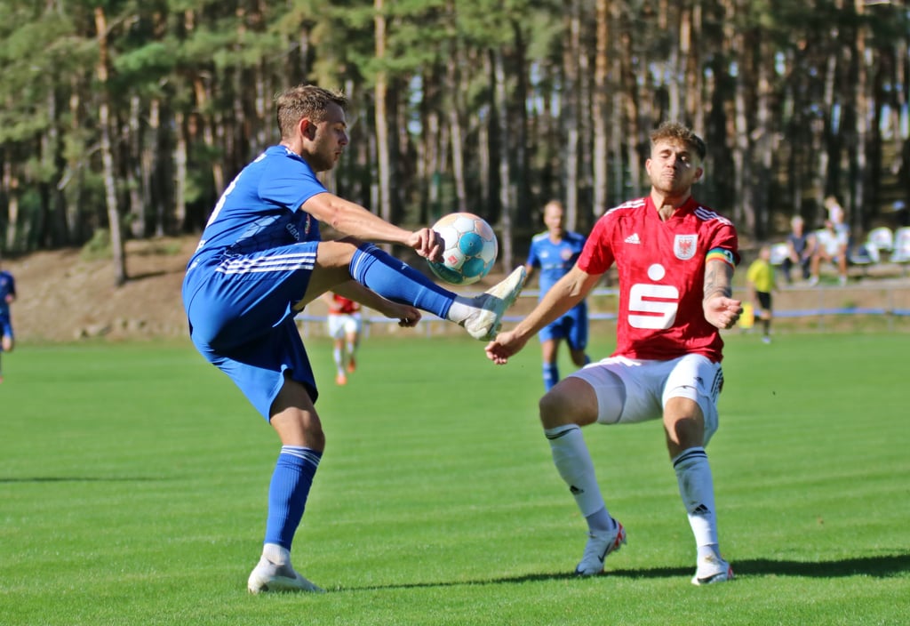 Niclas Eheleben (links) und Westerhausen sind Samstag gegen Preussen Magdeburg gefordert.