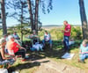 Heimatkunde der besonderen Art: Mitglieder des Einar-Schleef-Arbeitskreises erinnern sich bei einem Picknick auf der Butterkuppe an die Darstellungen von Gertrud Schleef über die Riethorte.