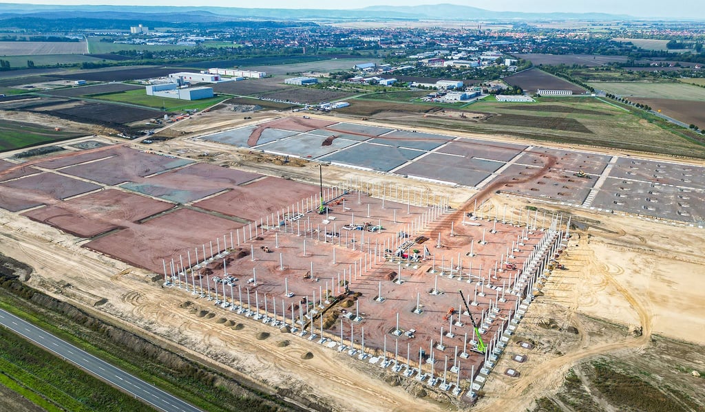 Wo am Stadtrand von Halberstadt einmal die zwei großen Hallen von Daimler Truck stehen werden, ist schon erkennbar.