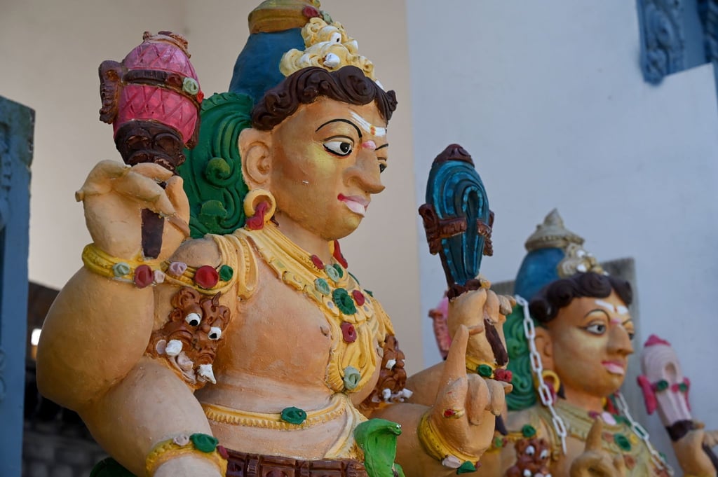 Zwei Bewacher-Statuen stehen am Eingang des Sri Ganesha-Hindu-Tempels in der Hasenheide.