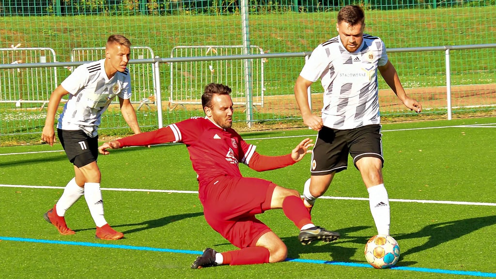 Nach dem hart erkämpften Erfolg gegen Heyrothsberge geht es für Matthias Lieder (links),Thorben Zöger (rechts) und den SV 09 Staßfurt weiter mit dem Landesliga-Topspiel beim MSV Börde.
