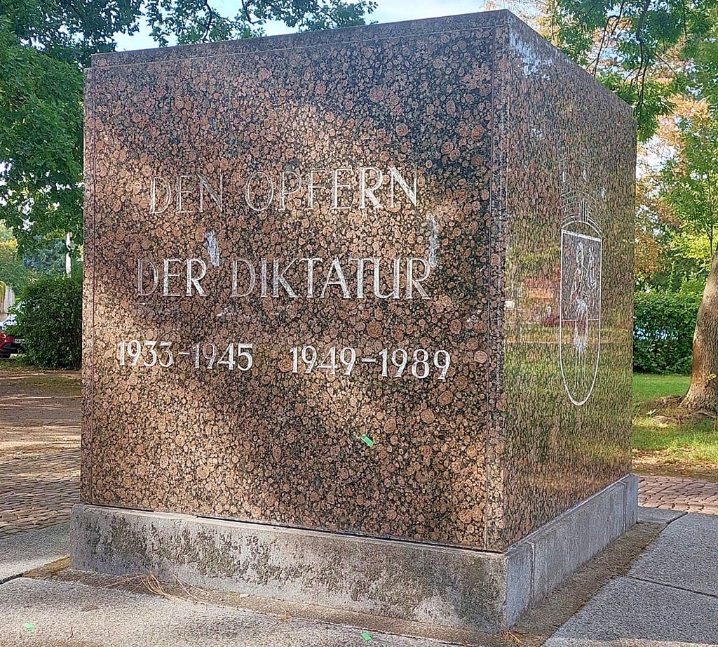 Die Fläche am Mahnmal mit Blickrichtung Tiergarten. Die Inschrift soll weg. Es soll eine Friedenstaube eingesetzt werden.
