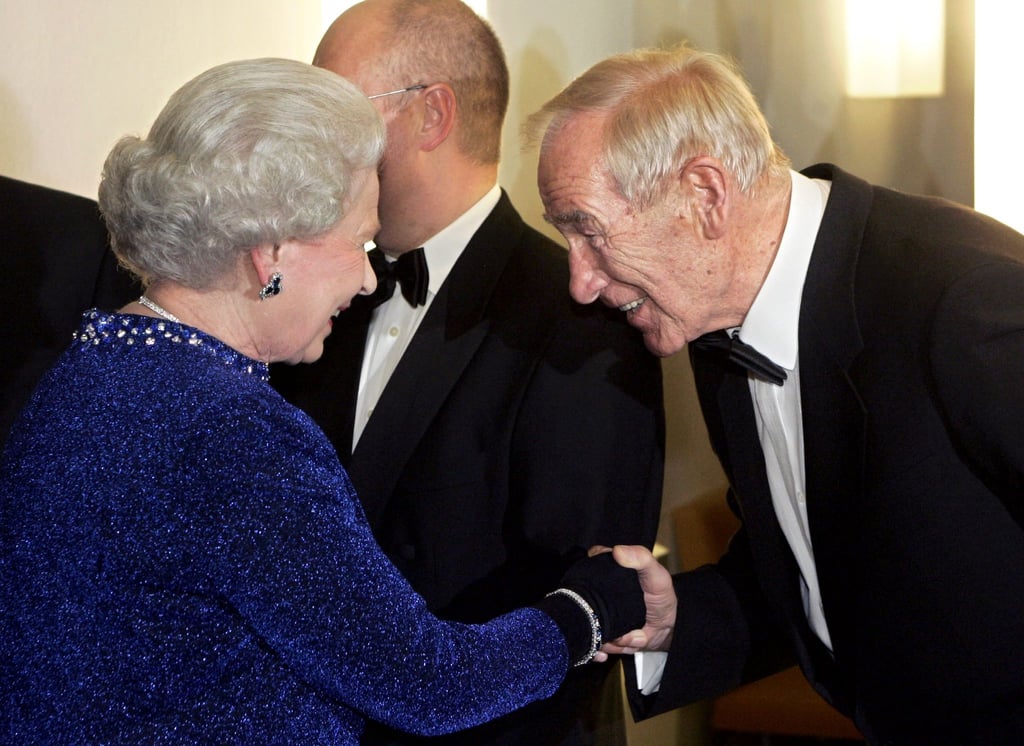Die britische Königin Elizabeth II. wird am 03.11.2004 zu einem Galakonzert zugunsten der Dresdner Frauenkirche in der Berliner Philharmonie von Torwartlegende Bernd „Bert“ Trautmann begrüßt.