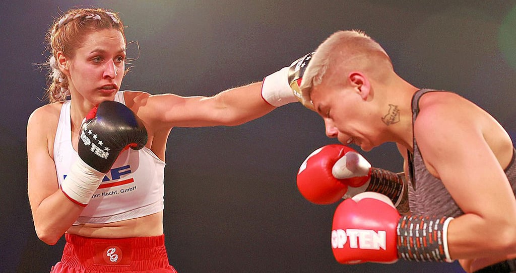 Lara Ochmann (l.) schlug die Ungarin Gabriella Mezei im Juli in Magdeburg klar nach Punkten.