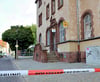 Die Polizei hat das Areal der Postbank in Zerbst für Ermittlungen vor Ort abgesperrt. 